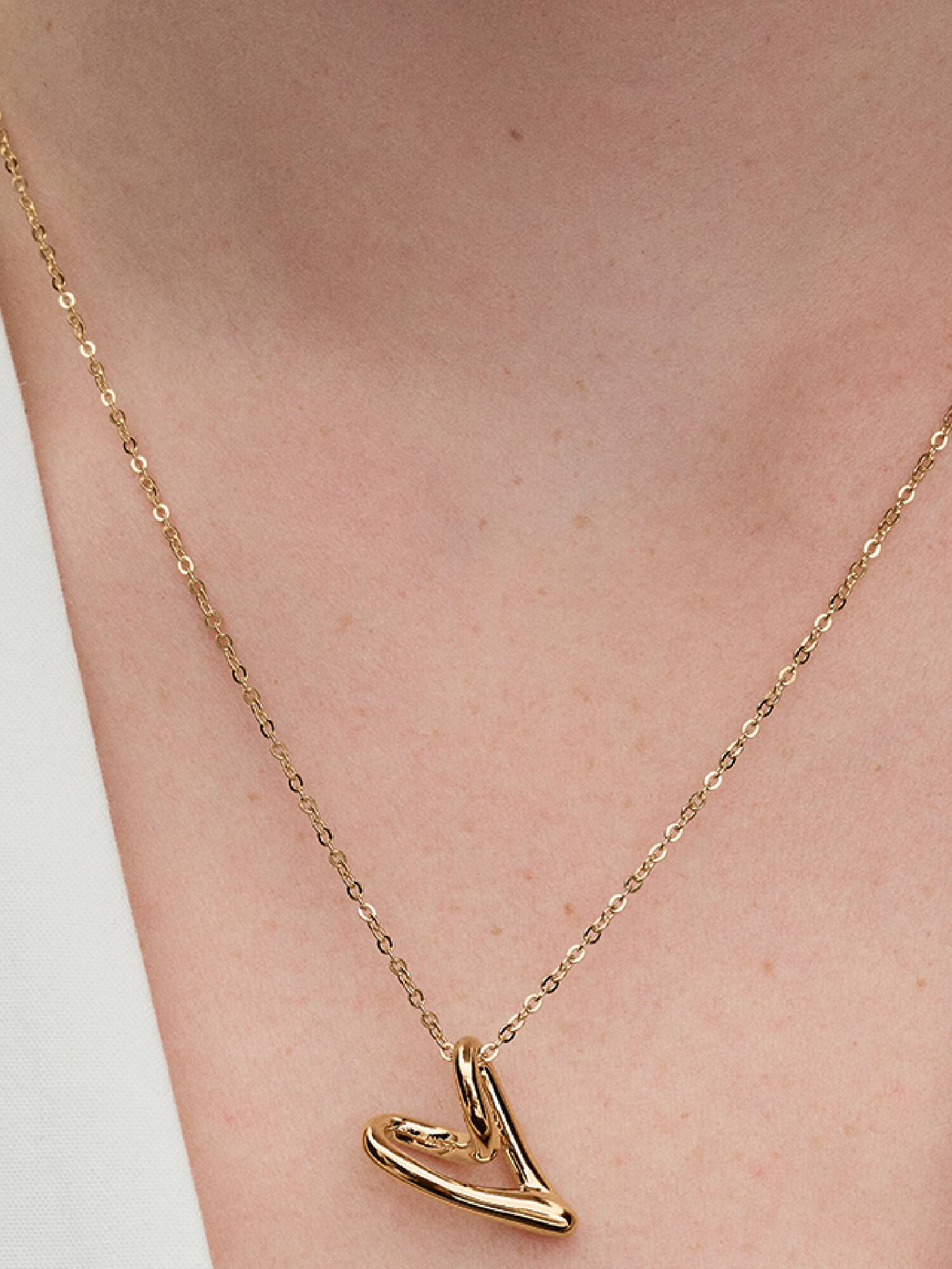 Halsband med hängsmycke i form av ett organiskt hjärta