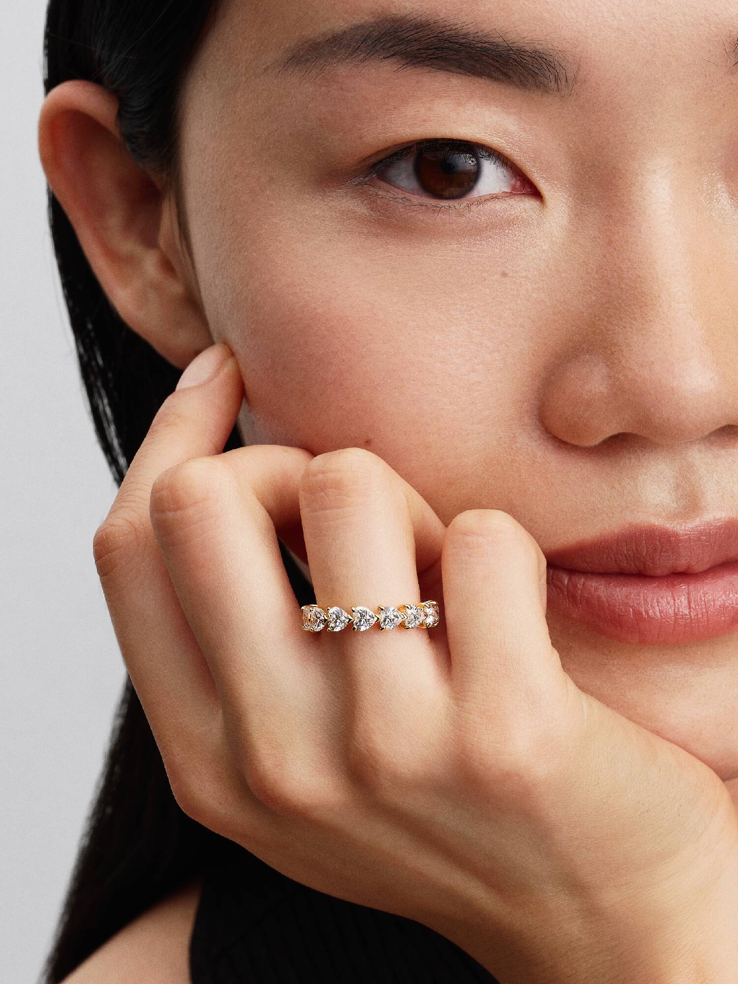 Ring med hjärtformade stenar