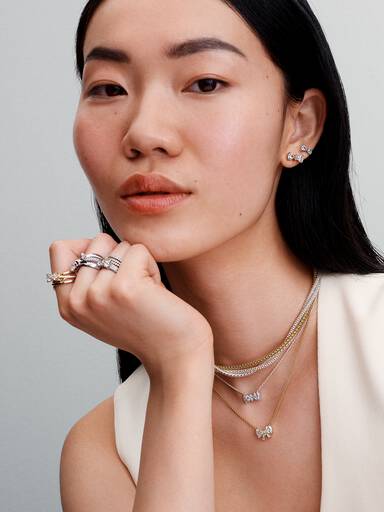 Halsband med glittrande rosett