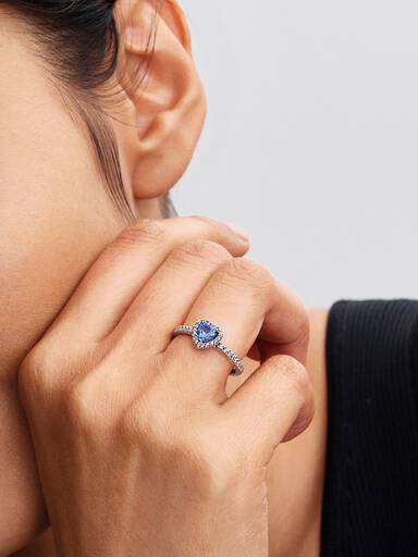 Ring med glittrande hjärta