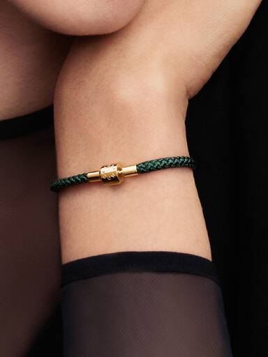 Skimrande grönt textilarmband
