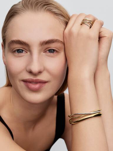 Tvinnad tvåfärgad öppen armring