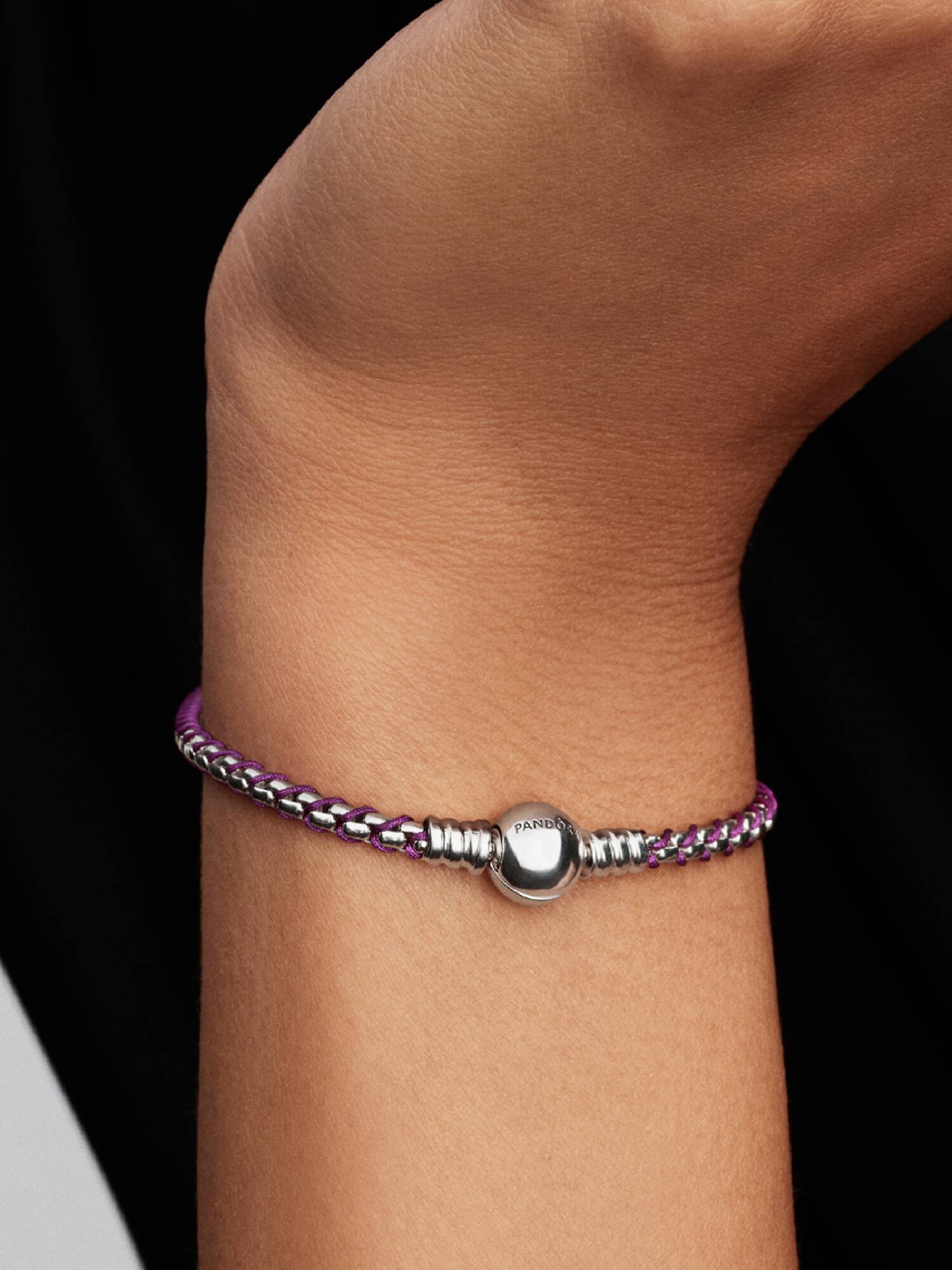 Flätat armband med lila tygdetalj