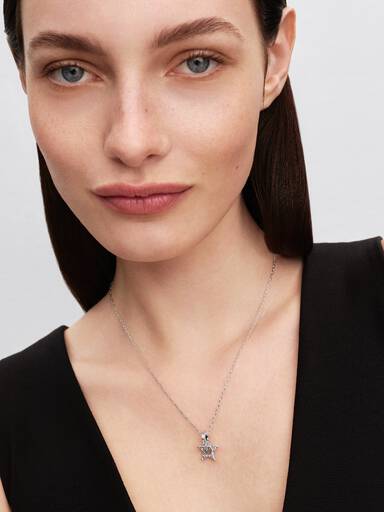 Gnistrande stenhalsband med öppet hänge