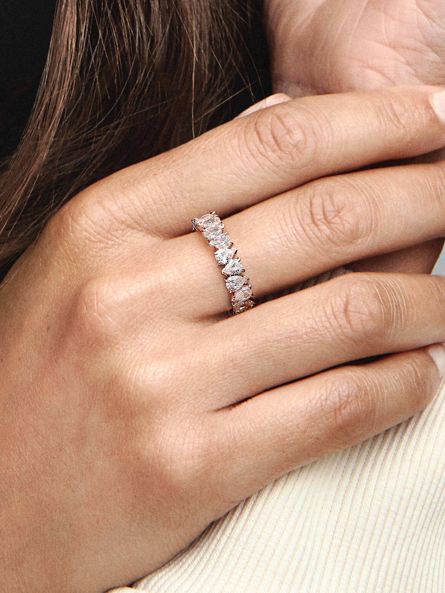 Glittrande ring med slingrande stenar