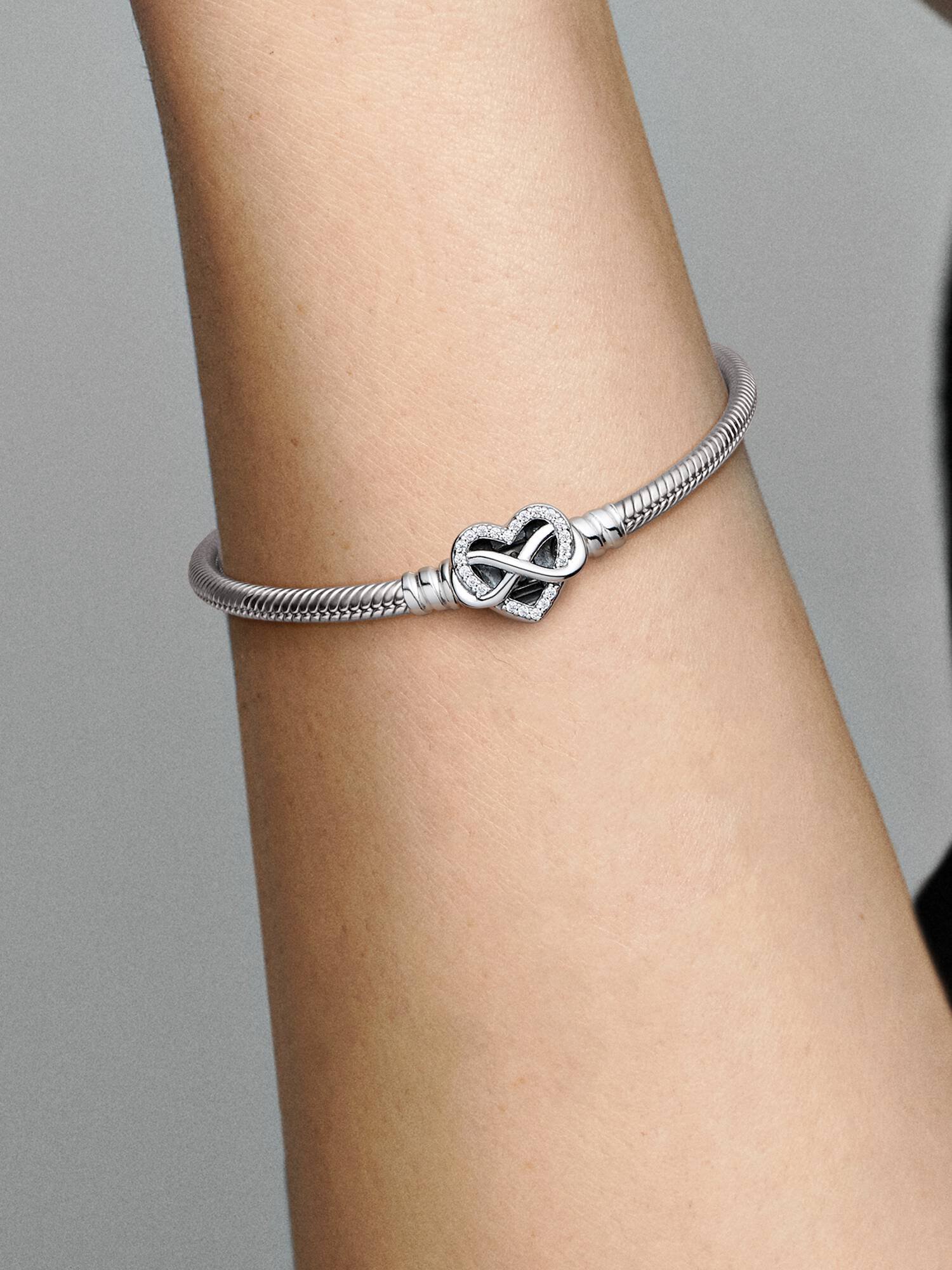 Pandora Moments glittrande ormkedjearmband med hjärtlås