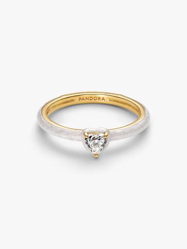 Ring med vit hjärtformad sten