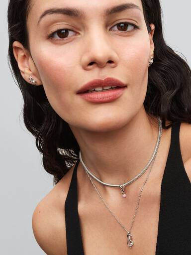 Halsband med evighetsknut