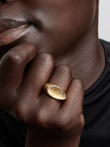 Guldpläterad ring med stenar