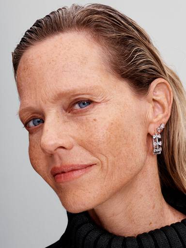 Glittrande hoops med rosett