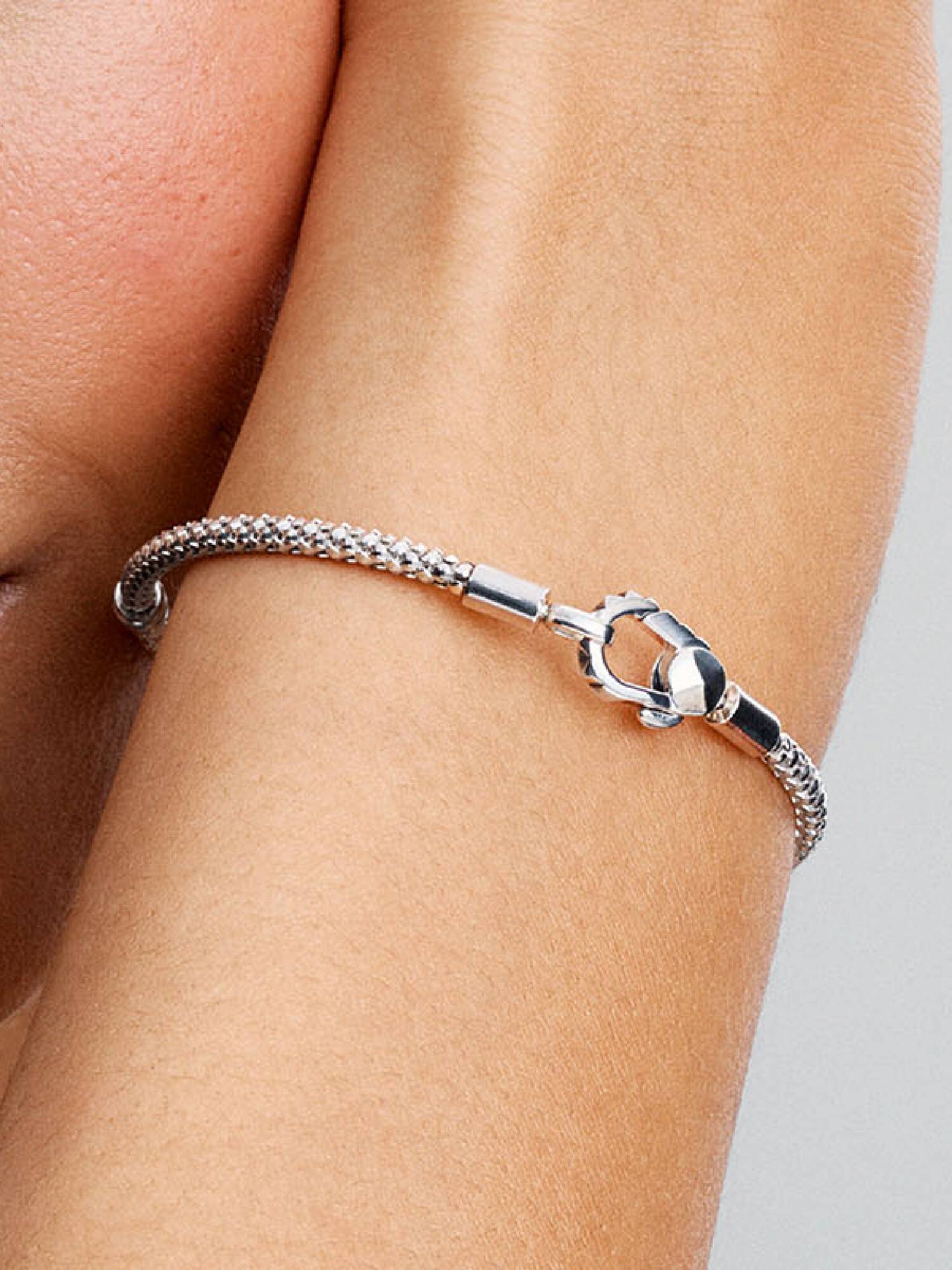 Kedjearmband med lås och nitar