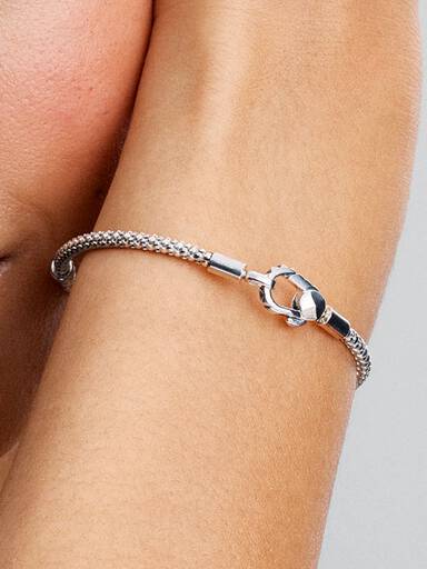 Kedjearmband med lås och nitar