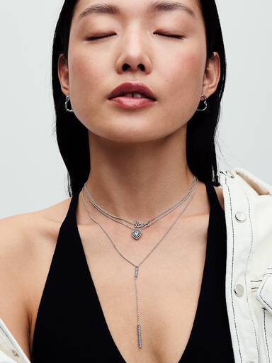 Halsband med glittrande kärleksbudskap