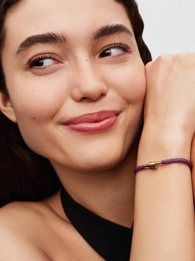Skimrande lila textilarmband
