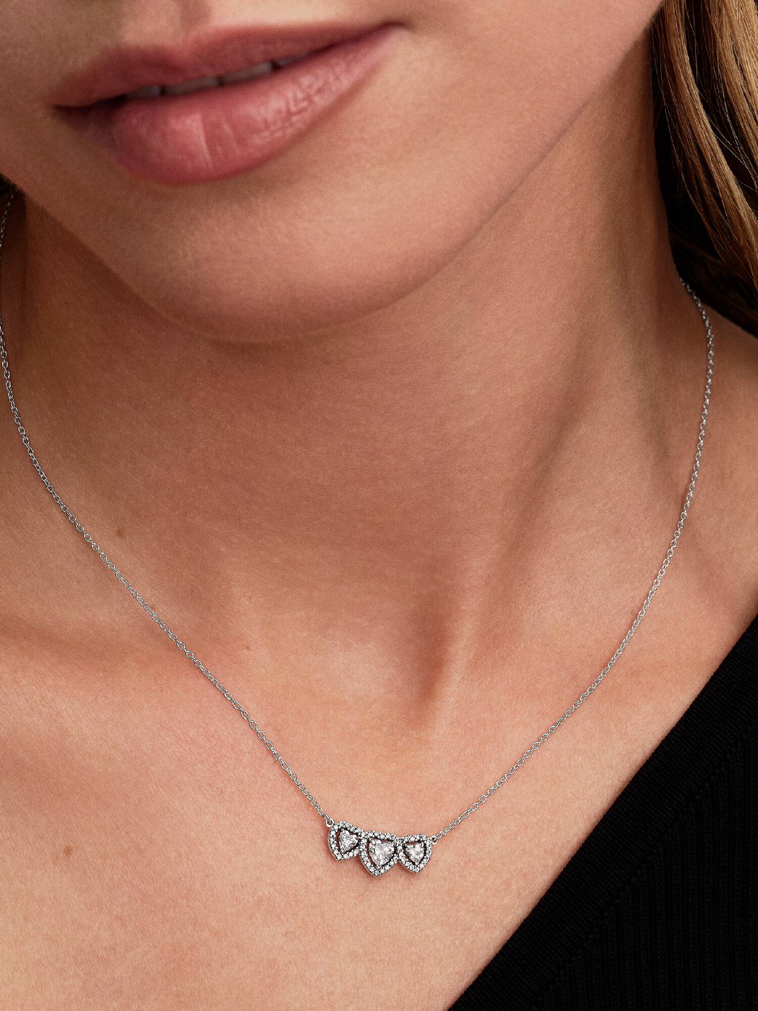 Collierhalsband med tre hjärtformade stenar