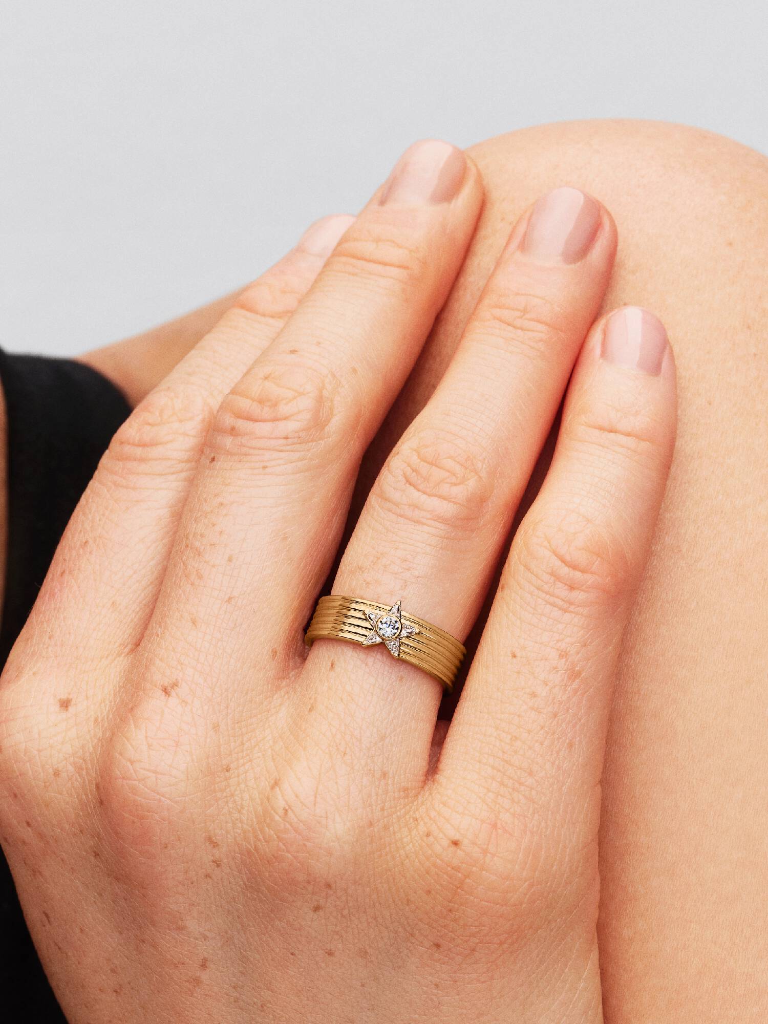 Bred ring med glittrande stjärnfall 