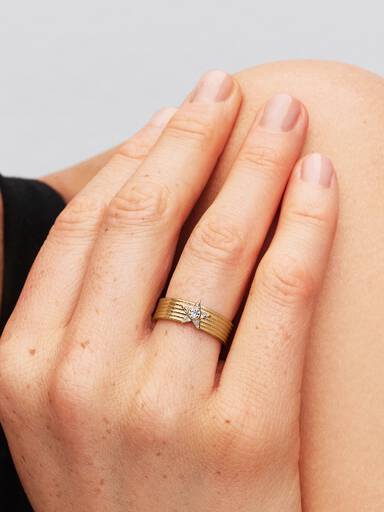 Bred ring med glittrande stjärnfall