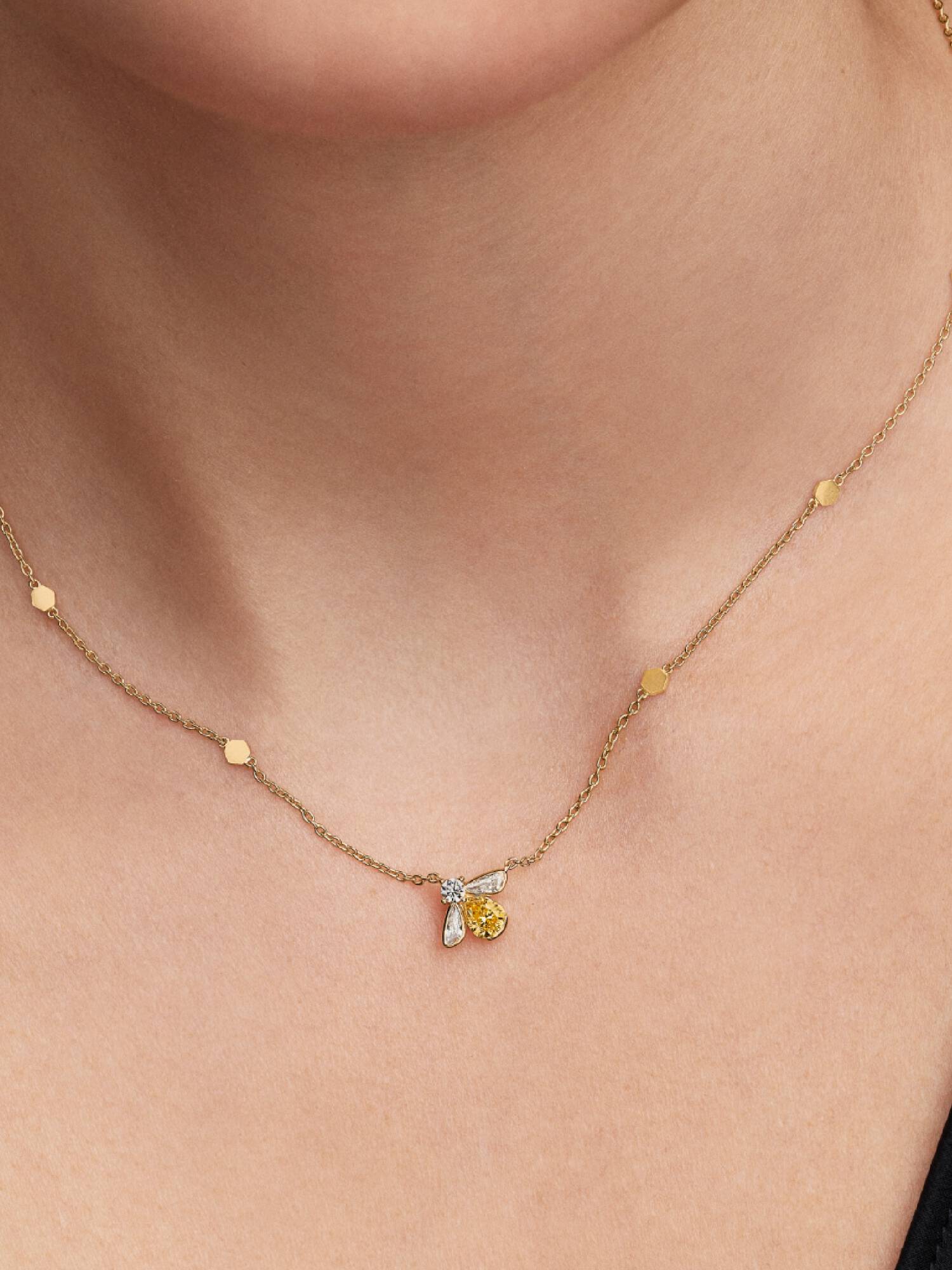 Halsband med hängsmycke