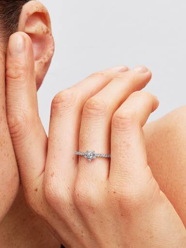 Gnistrande stjärnring med pavéinfattning