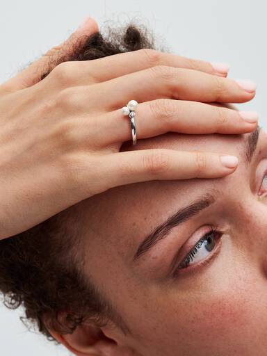 Ring med behandlade och odlade sötvattenspärlor