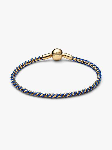 Flätat armband med blå tygdetalj
