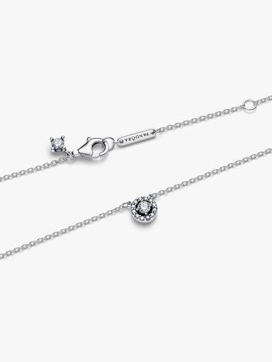 Glittrande collierhalsband med en sten