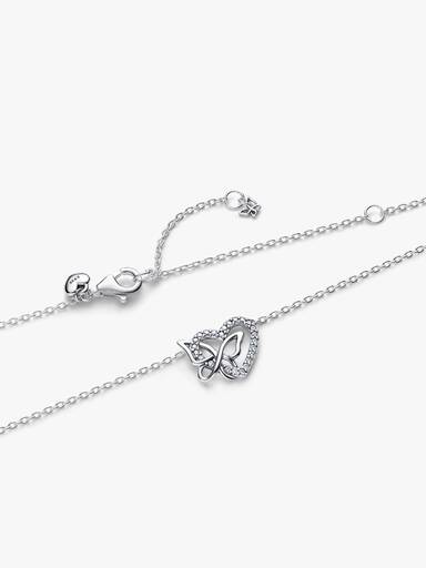 Hängsmycke och halsband med hjärta och fjäril