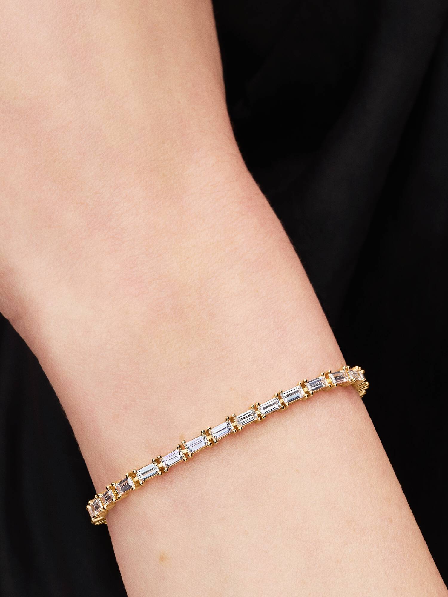 Glittrande tennisarmband med baguetteslipade stenar