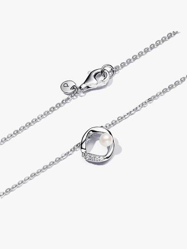Halsband med hängsmycke med organiskt formade och behandlade sötvattenspärlor