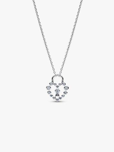 Glittrande hängsmycke och halsband