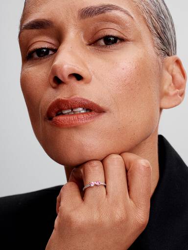 Ring med rosettformad design och två rosa stenar