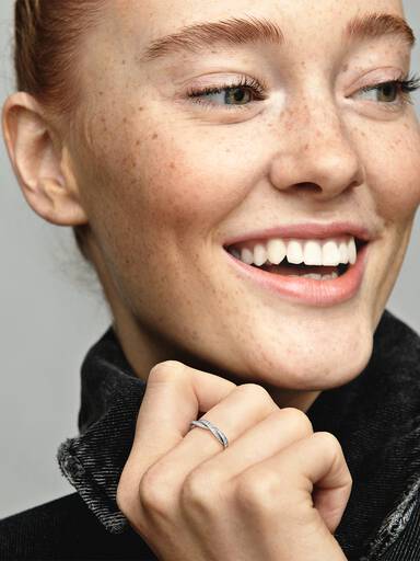 Glittrande Tvinnade Linjer Ring