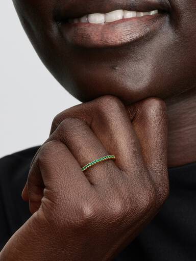 Glittrande grön halv evighetsring