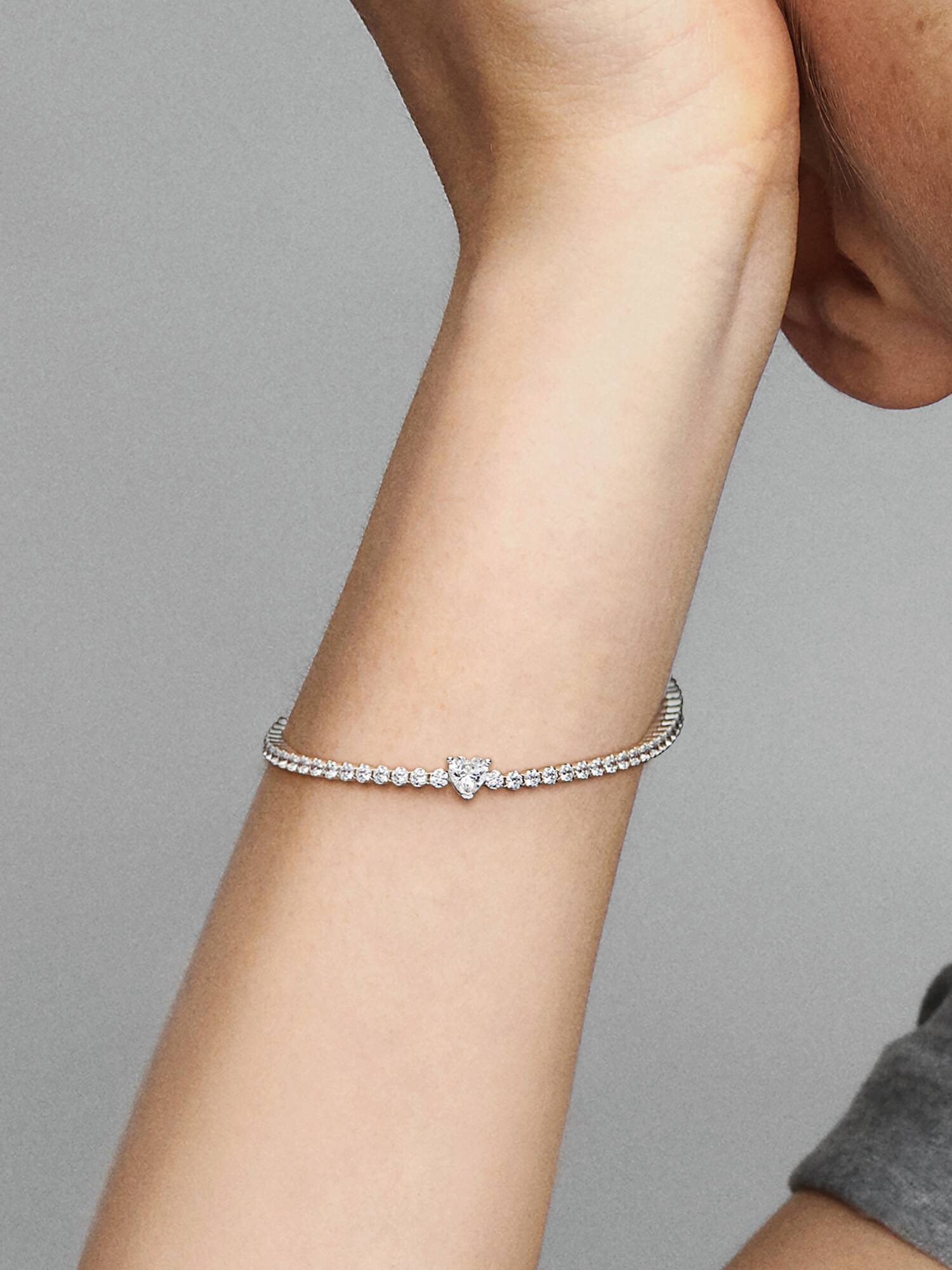 Tennisarmband med glittrande hjärta