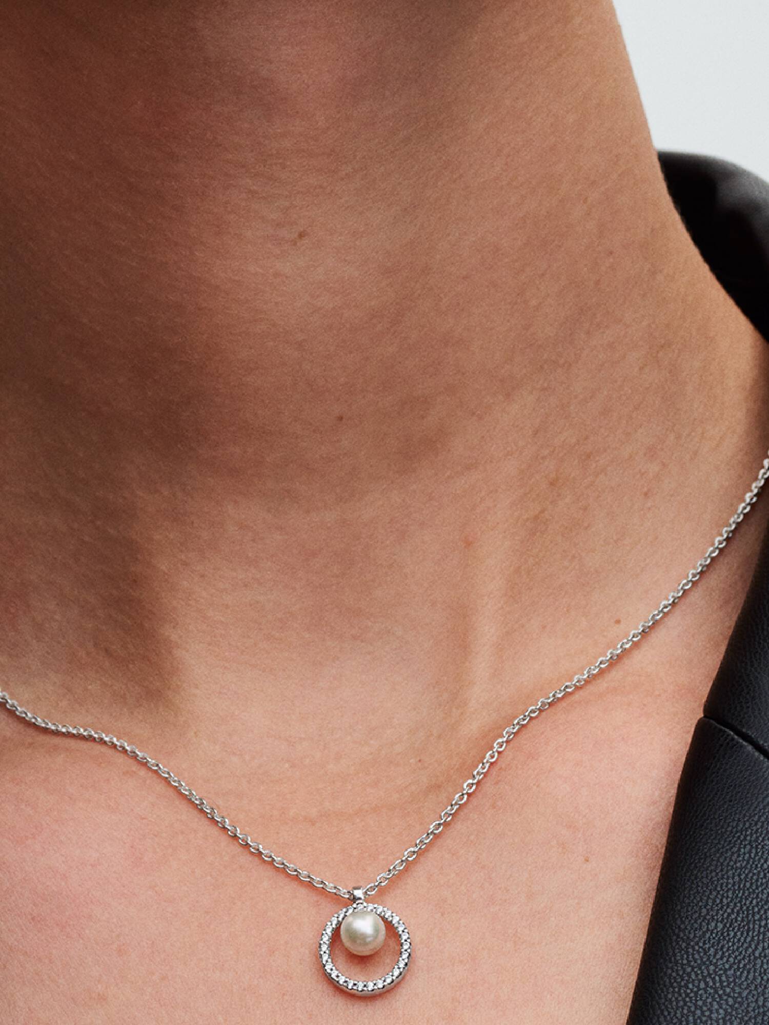 Collierhalsband med behandlade sötvattensodlade pärlor