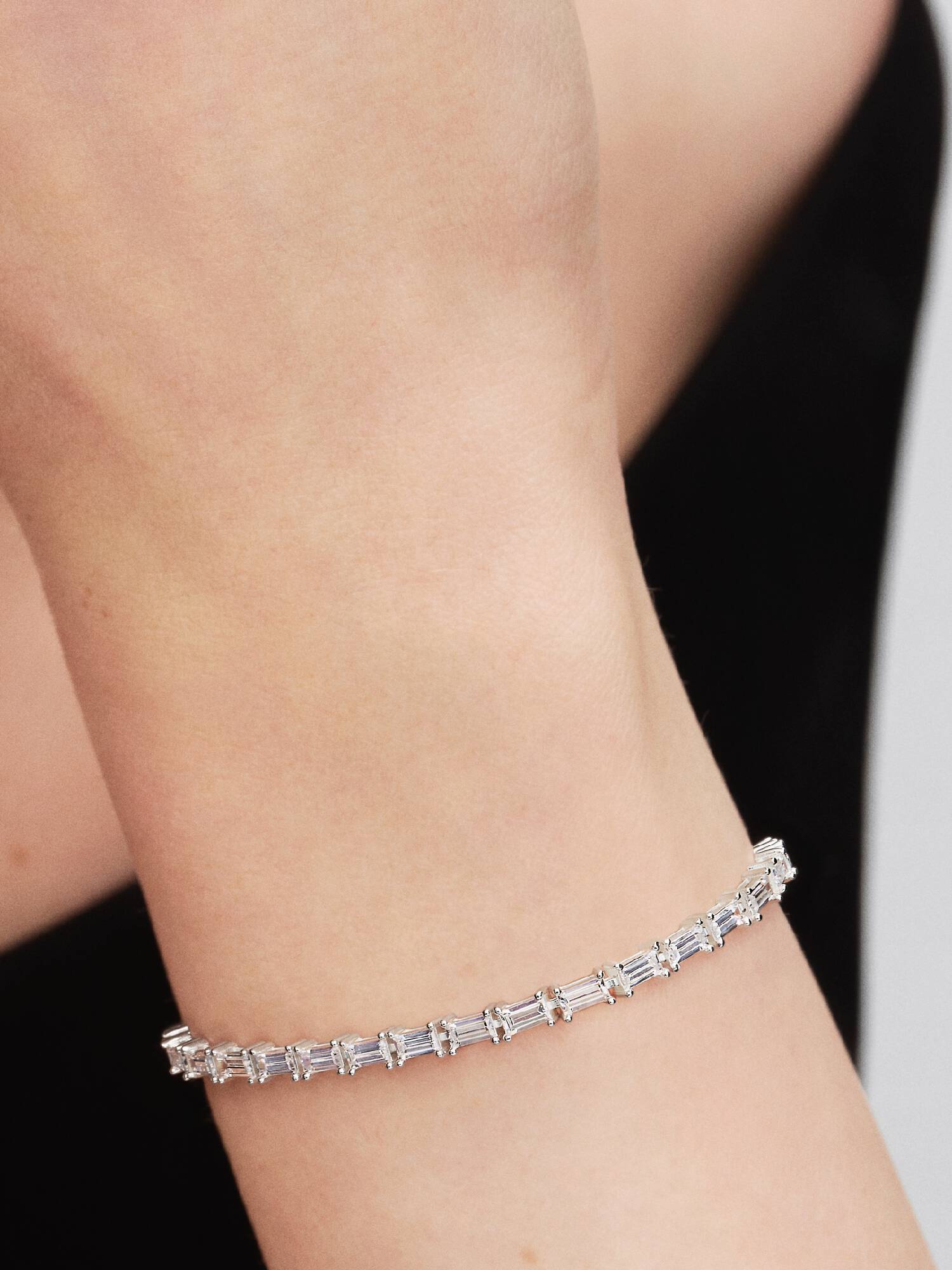 Glittrande tennisarmband med baguetteslipade stenar