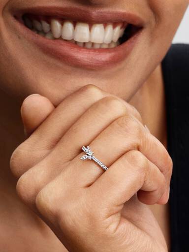 Glittrande ring med fjäril