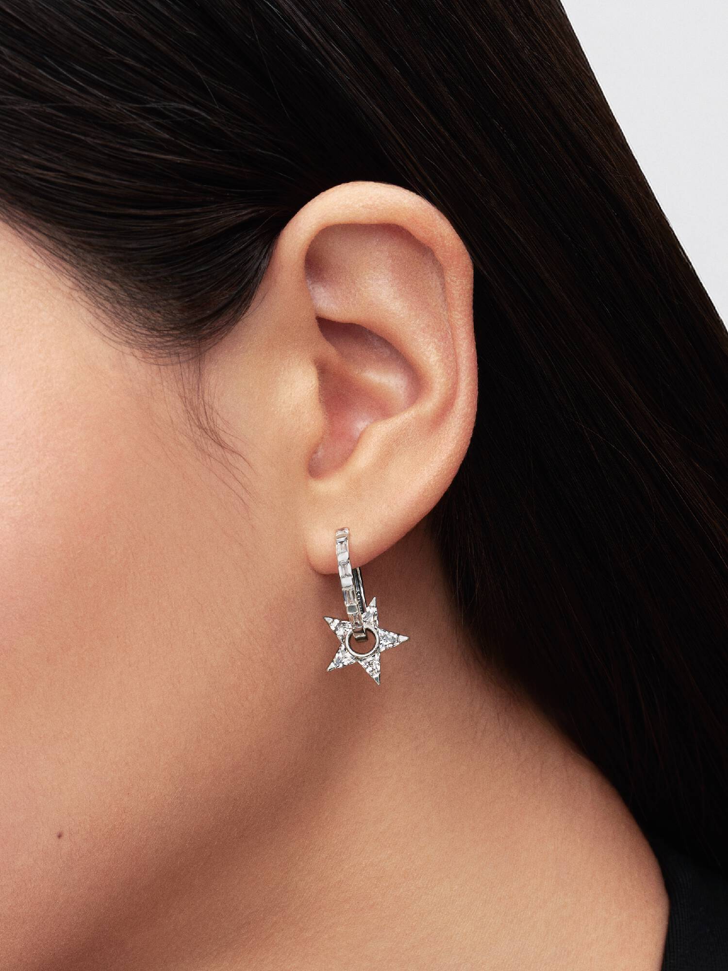Gnistrande hoops med genombruten design