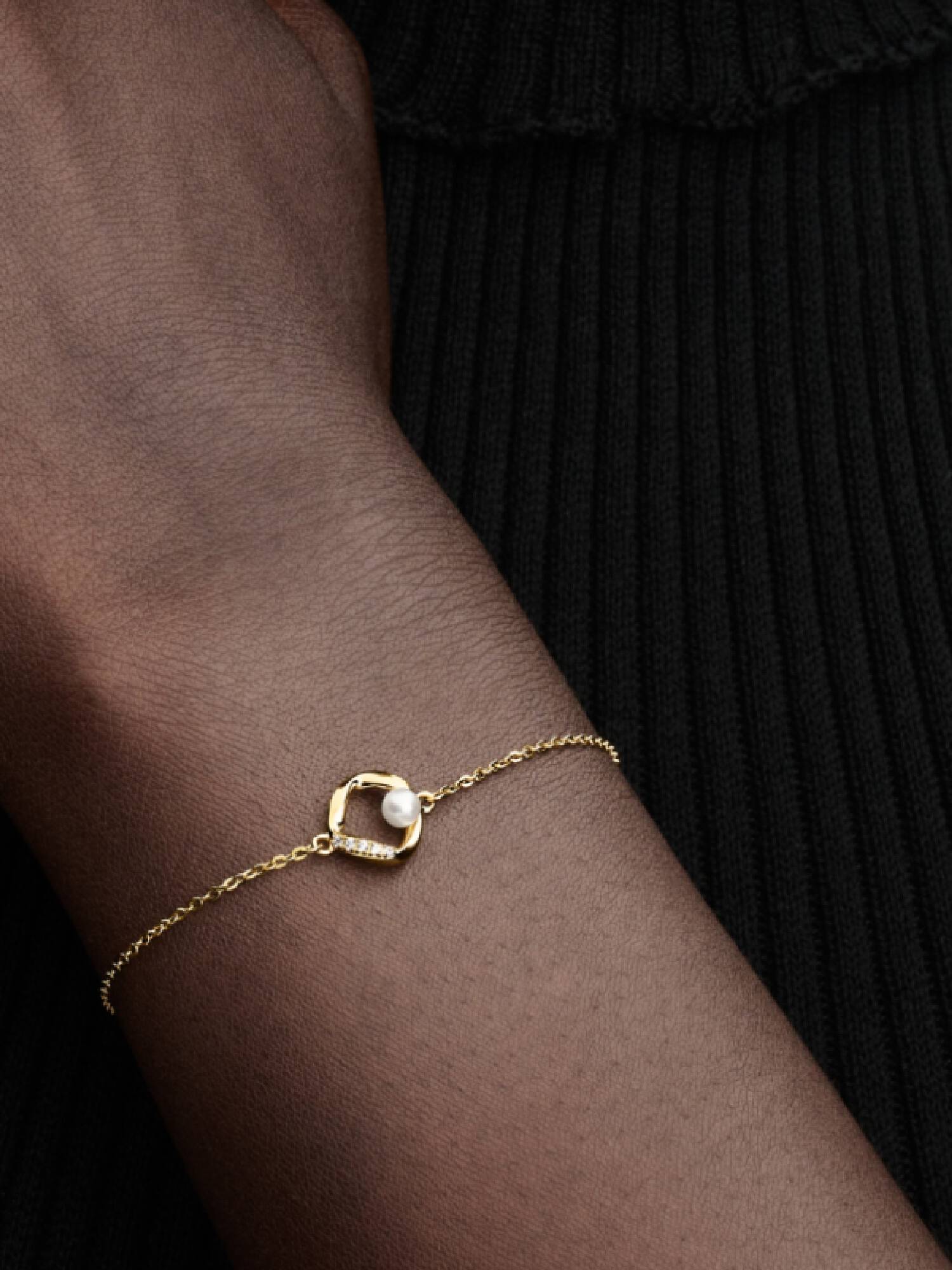Armband med organiskt formade och behandlade sötvattenspärlor
