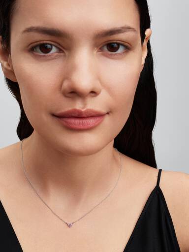 Collierhalsband med hjärtformat hänge