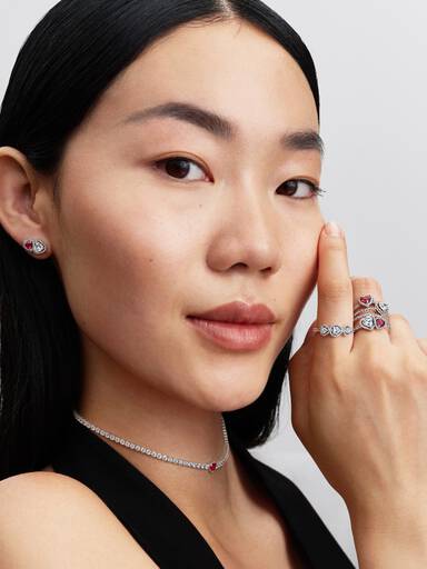 Ring med tre hjärtformade stenar