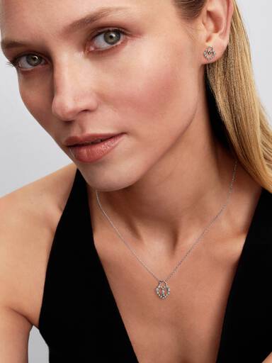 Glittrande hängsmycke och halsband