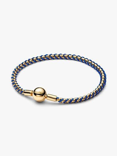 Flätat armband med blå tygdetalj