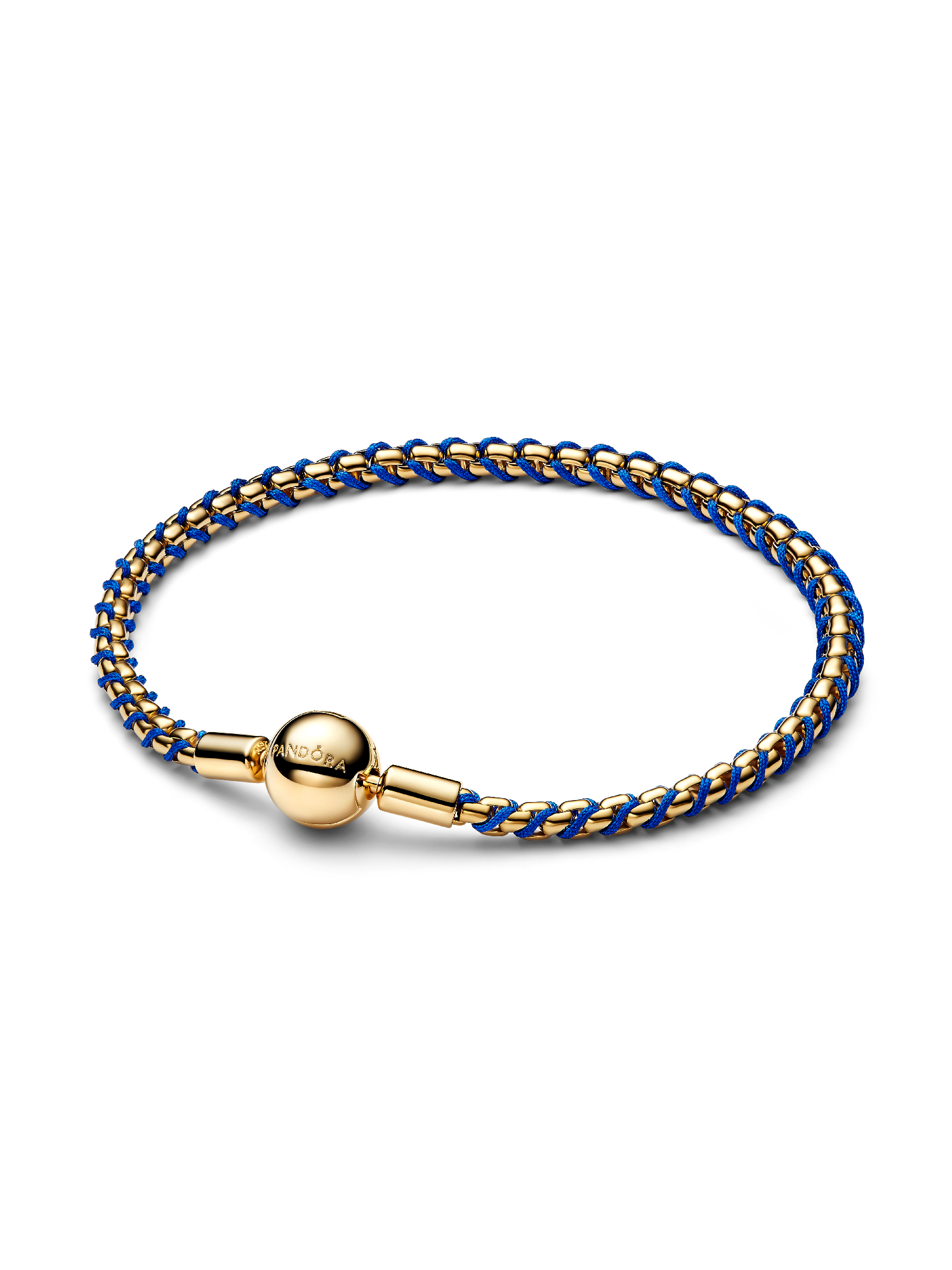Flätat armband med blå tygdetalj 