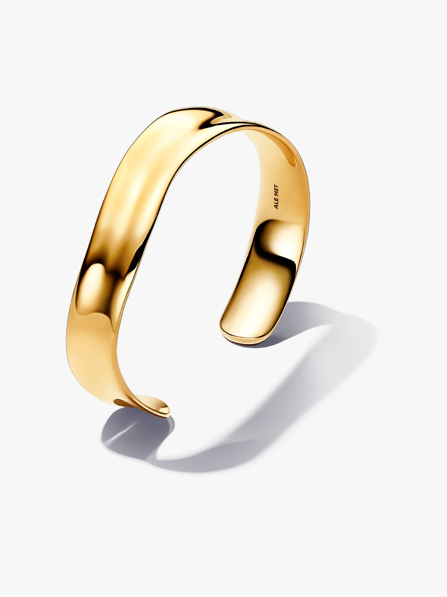 Organiskt formad armring i öppen design