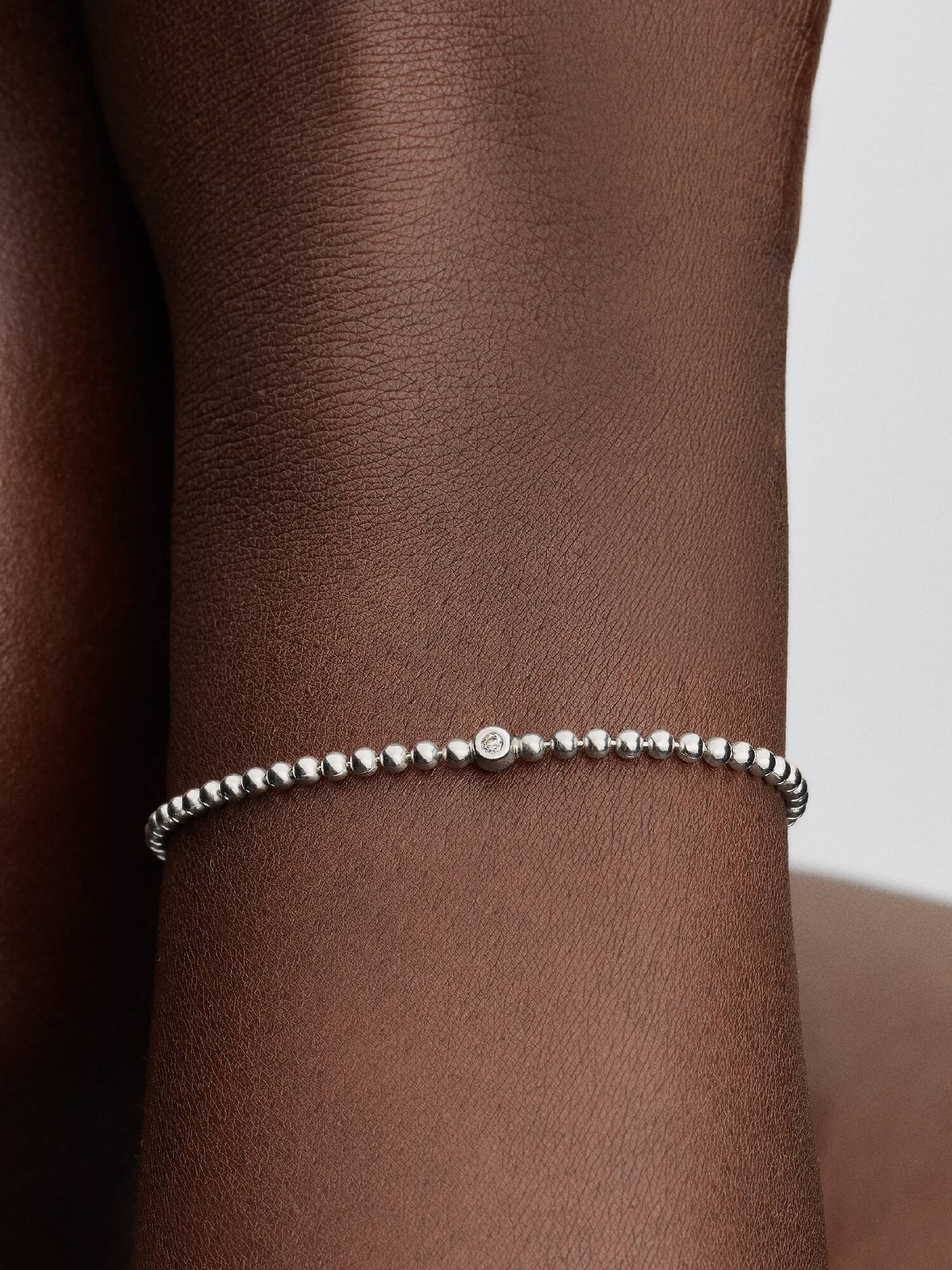 Armband med pärlade detaljer och glittrande stenar