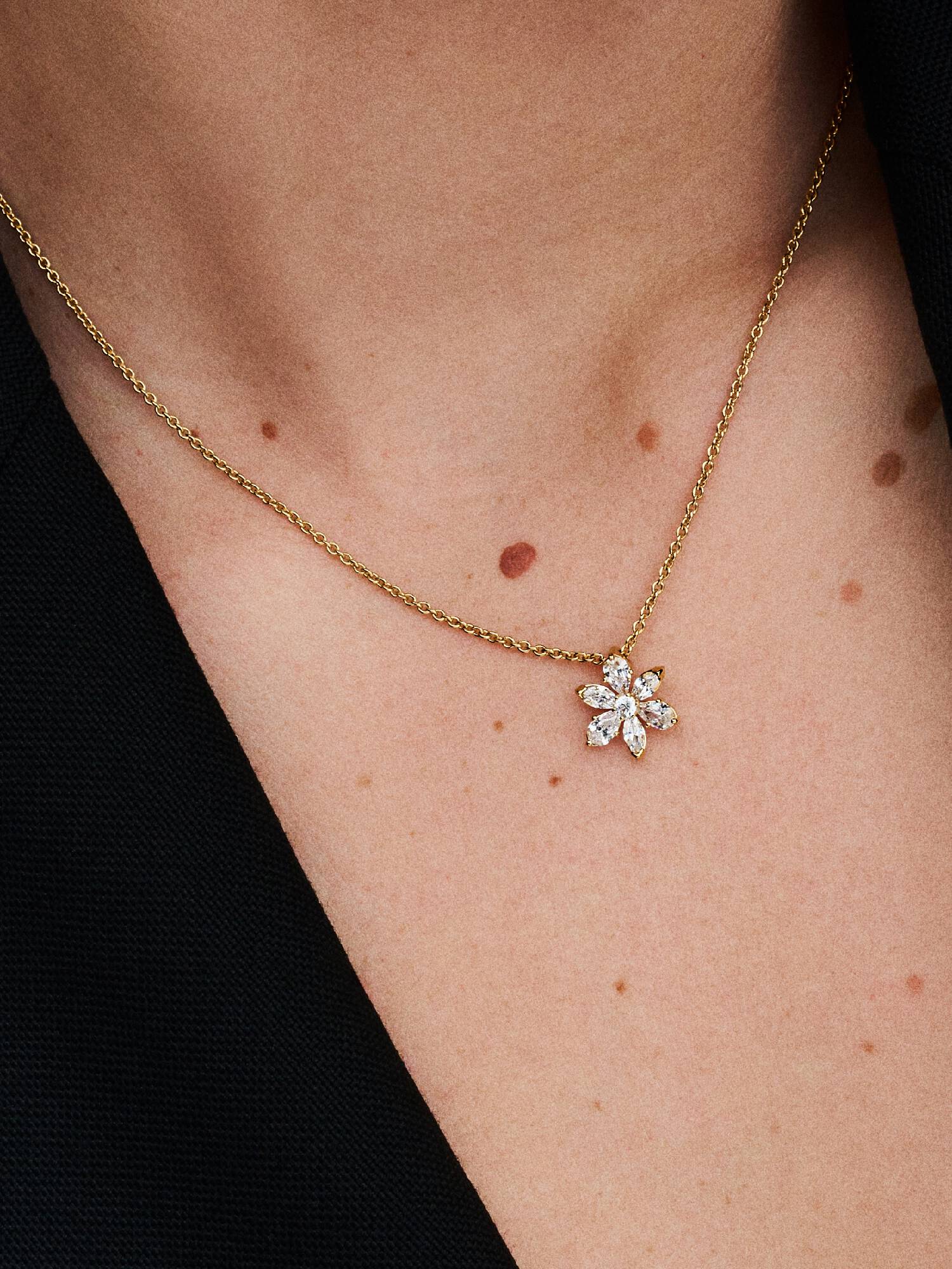 Halsband med glittrande blomformat hängsmycke