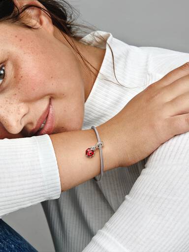 Hängberlock med röd nyckelpiga