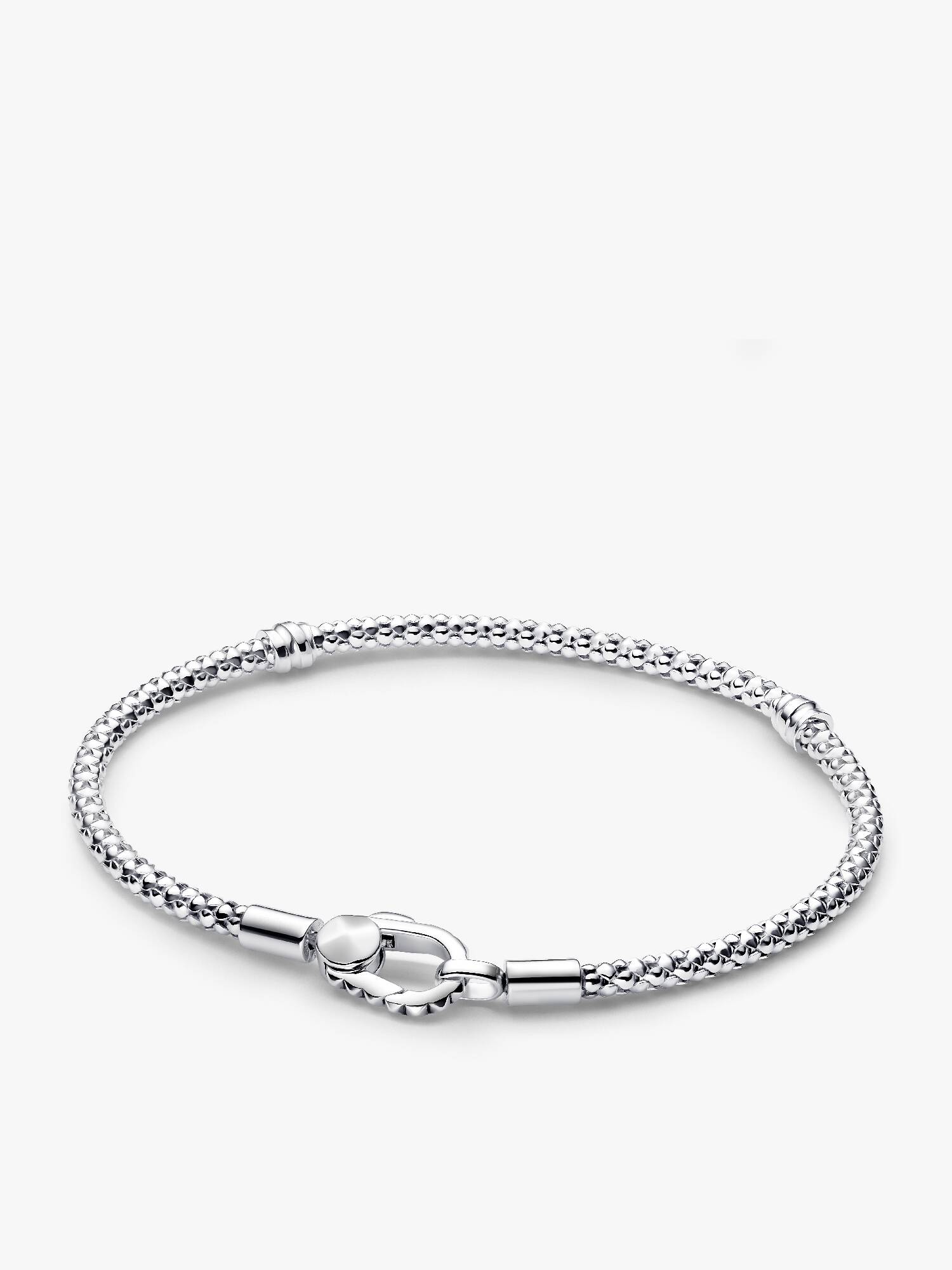 Kedjearmband med lås och nitar
