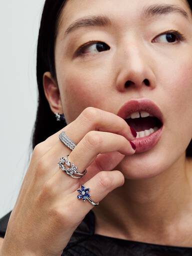 Glittrande naturinspirerad ring med stenar